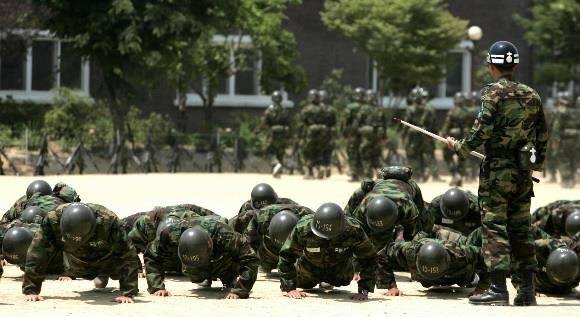 위 사건과 직접 관련없는 자료사진. 훈련병들이 훈련소에서 ‘팔굽혀펴기’ 얼차려를 받고 있다. 연합뉴스