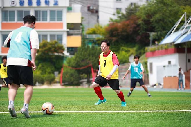 축구경기를 하는 주광덕 남양주시장(오른쪽 두번째). 사진제공ㅣ남양주시