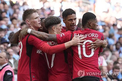 맨체스터 유나이티드는 25일 영국 런던에 위치한 웸블리 스타디움에서 열린 맨체스터 시티와의 잉글랜드 FA컵 결승전에서 승리하면서 우승을 차지했다. 이번 우승으로 맨유는 8년 만에 통산 13번째 FA컵 우승을 달성했고 지난 시즌 카라바오컵 우승에 이어 2년 연속 유관으로 시즌을 마쳤다. 또 FA컵에서 우승하면서 리그 8위를 차지했음에도 다음 시즌 UEFA 유로파리그에 진출할 수 있게 됐다. 맨유가 유로파리그로 향하면서 6위 첼시는 유로파 콘퍼런스리그에 나가고 7위 뉴캐슬 유나이티드는 유럽대항전 진출이 좌절됐다. 연합뉴스