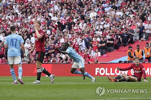 맨체스터 유나이티드는 25일 영국 런던에 위치한 웸블리 스타디움에서 열린 맨체스터 시티와의 잉글랜드 FA컵 결승전에서 승리하면서 우승을 차지했다. 이번 우승으로 맨유는 8년 만에 통산 13번째 FA컵 우승을 달성했고 지난 시즌 카라바오컵 우승에 이어 2년 연속 유관으로 시즌을 마쳤다. 또 FA컵에서 우승하면서 리그 8위를 차지했음에도 다음 시즌 UEFA 유로파리그에 진출할 수 있게 됐다. 맨유가 유로파리그로 향하면서 6위 첼시는 유로파 콘퍼런스리그에 나가고 7위 뉴캐슬 유나이티드는 유럽대항전 진출이 좌절됐다. 연합뉴스