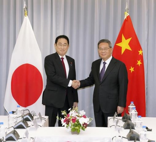 정상회담서 악수하는 리창(오른쪽) 중국 총리와 기시다(왼쪽) 일본 총리 [교도 연합뉴스. 재판매 및 DB 금지]