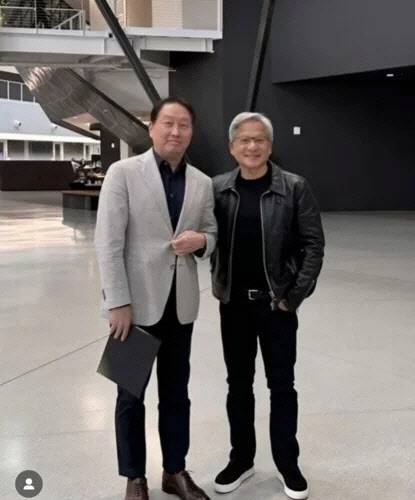 최태원 SK그룹 회장이 지난 4월 미국에서 젠슨 황 엔비디아 최고경영책임자(CEO)와 기념 사진 촬영을 한 모습이다. 사진=최태원 회장 SNS 캡처