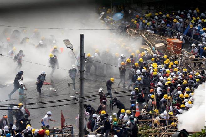 2021년 4월 미얀마 최대 도시 양곤에서 벌어진 군부 쿠데타 규탄 시위 현장에 경찰이 발사한 최루 가스가 자욱하다.(사진=연합뉴스)