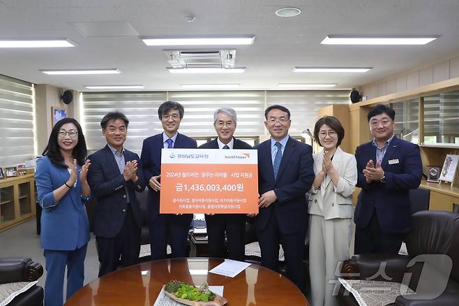 박종훈 경남교육감(왼쪽에서 네번째)이 27일 경남교육청 교육감실에서 월드비전 경남울산본부로부터 '꿈꾸는 아이들' 사업 지원금을 전달받고 기념사진을 찍고 있다.(경남교육청 제공)