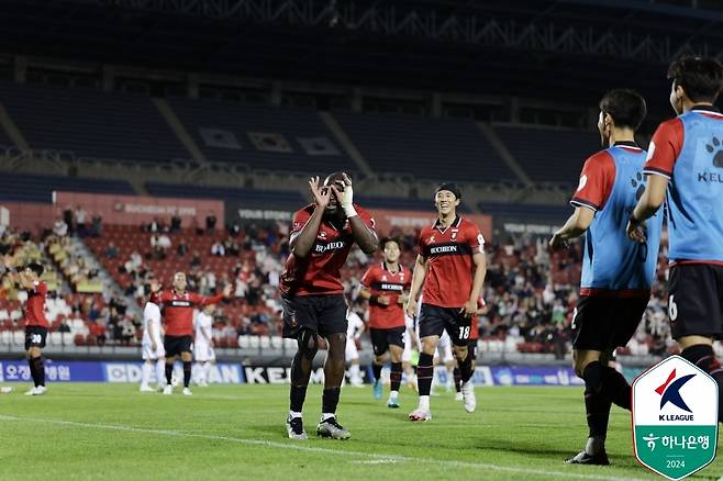 부천FC 루페타가 충남아산전에서 골을 넣은 뒤 세리머니를 하고 있다 (한국프로축구연맹 제공)