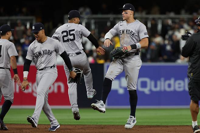 팀 동료들과 승리 세리머니를 하는 애런 저지(오른쪽). USA투데이연합뉴스