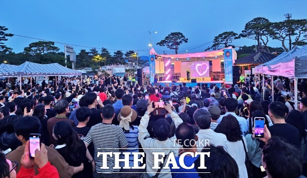 지난 25일 월광포차에 5000여 명의 시민과 관광객이 참여한 가운데 가수 김장훈의 특별공연이 진행 중이다. /남원시