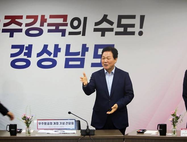 박완수 경남도지사가 우주항공청 개청 기념 간담회 참석자들과 인사를 나누고 있다. [사진=이세령 기자]