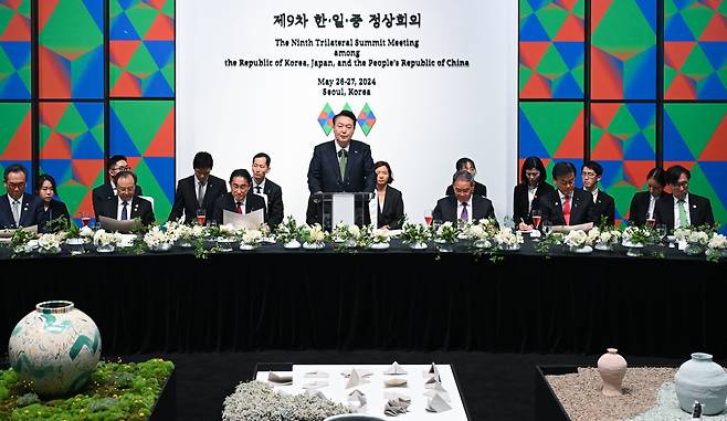 윤석열 대통령과 기시다 후미오 일본 총리, 리창 중국 총리가 26일 서울 종로구 국립현대미술관에서 열린 제9차 한일중 정상회의 환영 만찬에서 만찬사를 하고 있다. /대통령실 제공