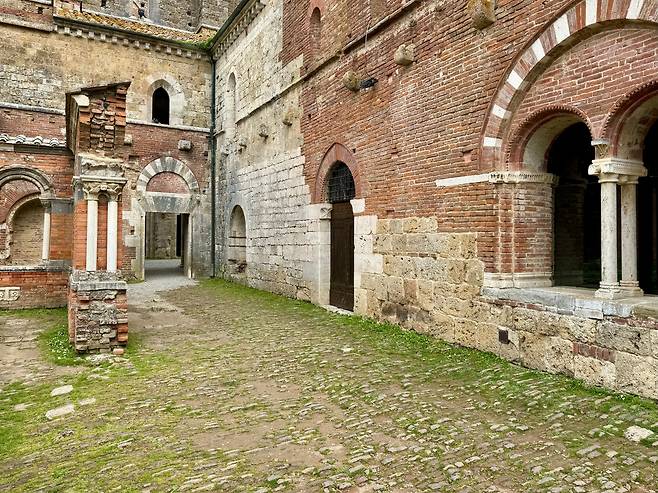 성 갈가노 성당(Abbey of San Galgano). 인근 시에나 산 벽돌과 대리석을 섞어서 구축한 토스카나 지방 최초의 고딕 양식 건물이다.