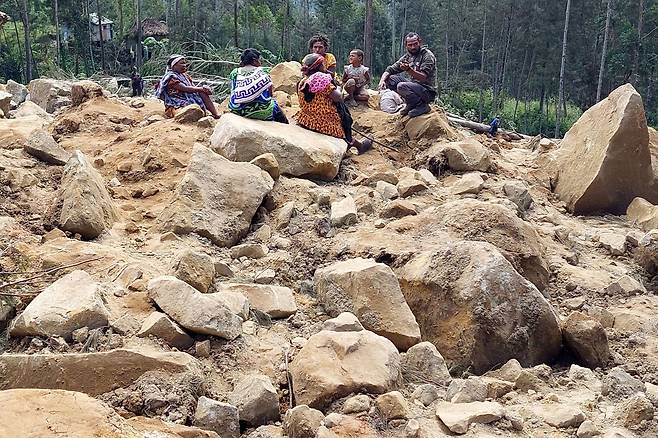 26일(현지시각) 파푸아뉴기니 마이프 뮬리타카 지역 얌발리 마을에서 실종된 가족을 찾는 주민 모습. /AFP 연합뉴스