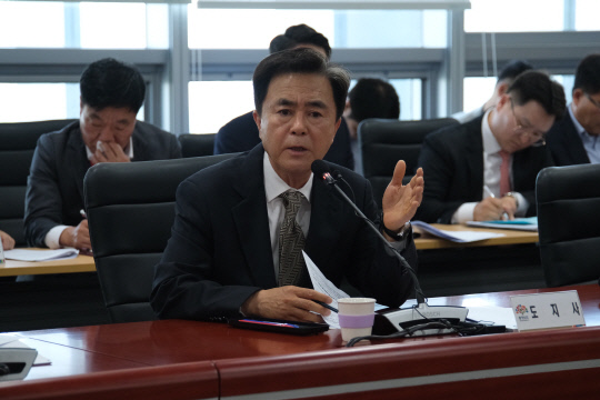 김태흠 지사는 27일 도청 중회의실에서 열린 실국원장회의에 참석했다. 윤신영 기자.