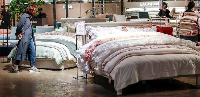 서울 시내 한 쇼핑몰을 찾은 시민들이 침대와 침구 제품들을 살펴보고 있다.ⓒ뉴시스