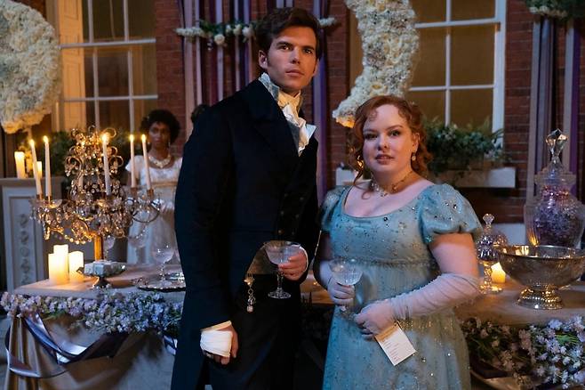 페넬로페와 콜린은 서로의 감정을 조금씩 키워나간다. 넷플릭스 제공