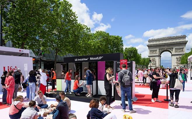 LG전자가 26일(현지시간) 파리의 랜드마크 샹젤리제 거리에서 '무드업 냉장고의 프랑스 출시를 알리는 체험 행사를 개최했다.