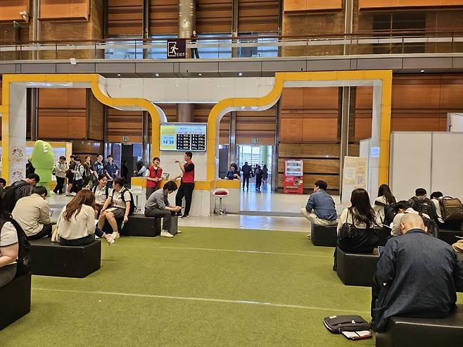 KB국민은행이 일자리 창출과 기업의 인력난 해소를 위해 27일 서울 강남구 코엑스에서 '2024 제1차 KB굿잡 우수기업 취업박람회'를 열었다. 국민은행 점포를 콘셉트로 꾸며진 '취얼업!코디네이팅존'에서는 단계별 취업컨설팅과 기업-구직자 간 매칭 프로그램이 운영됐다. 사진=김나경 기자