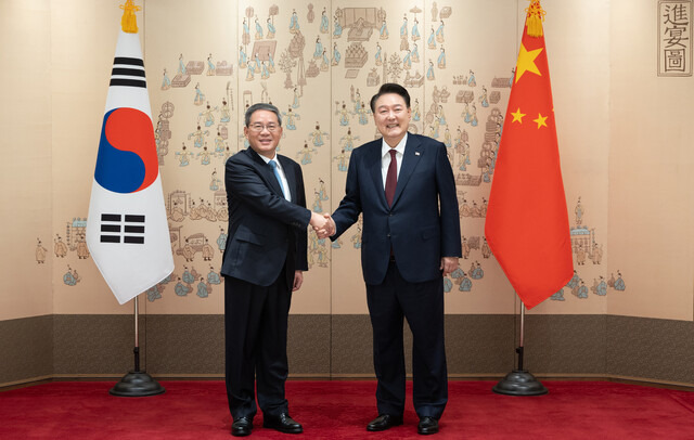 윤석열 대통령이 26일 서울 용산 대통령실 청사에서 리창 중국 국무원 총리와 악수하고 있다. 대통령실 제공, 연합뉴스