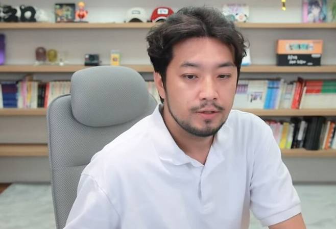 웹툰 작가 겸 유튜버 침착맨(이병건) 26일 자신의 유튜브 채널 생방송에서 이야기하고 있다. 유튜브 갈무리