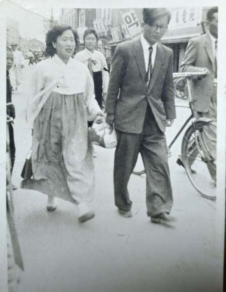 1960년대 대구에서 남편인 고 이형락 선생과 함께 걷는 고인.                                                                          필자 제공