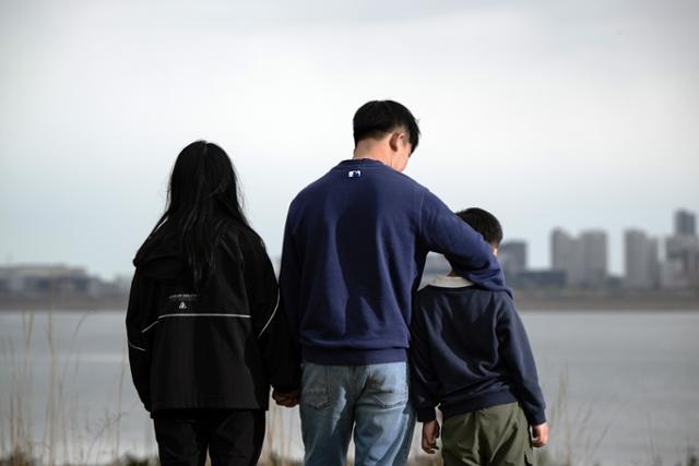 응우옌 반민허가 자녀와 함께 지난달 21일 경기 시흥의 한 공원을 산책하다가 바다를 바라보고 있다. 하상윤 기자