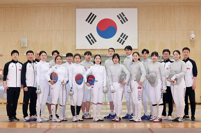 <yonhap photo-2997=""> 한자리에 모인 파리 올림픽 펜싱 국가대표들 (진천=연합뉴스) 임화영 기자 = 27일 오전 충북 진천선수촌에서 열린 2024 파리 올림픽 펜싱 국가대표 미디어데이 행사에서 국가대표 선수 및 코치들이 기념촬영하고 있다. 2024.5.27 hwayoung7@yna.co.kr/2024-05-27 13:28:04/ <저작권자 ⓒ 1980-2024 ㈜연합뉴스. 무단 전재 재배포 금지, AI 학습 및 활용 금지></yonhap>