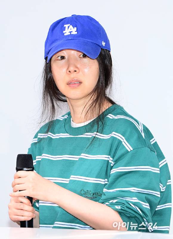 웹툰작가 겸 방송인 침착맨(이말년)이 민희진 어도어 대표 해임 반대 탄원서를 낸 사실을 인정하면서 자신에게 쏟아지는 해명 요구에 대해 불쾌감을 드러냈다. 사진은 민희진 어도어 대표가 지난달 25일 오후 서울 강남구 한국컨퍼런스센터에서 긴급 기자회견을 갖고 있는 모습. [사진=정소희 기자]