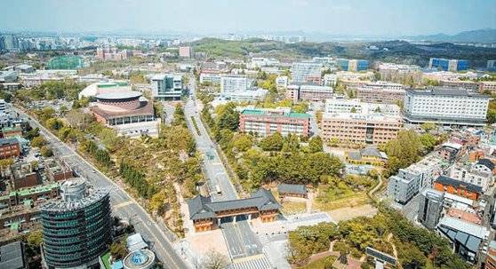 전북대학교 항공우주공학과가 개방과 협력을 지향하는 항공·드론 분야의 혁신융합인재 양성에 나선다. [사진 전북대]