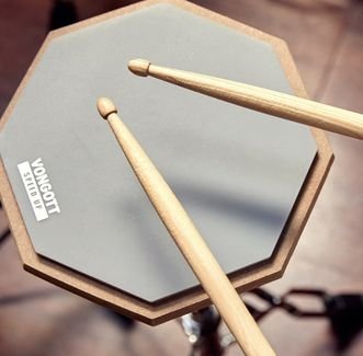 스틱으로 실제 드럼을 치기 전에 탄성이 있는 고무패드로 연습을 하면서 연주 자세를 몸에 익히는 게 좋다.