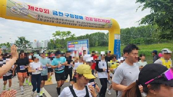 26일 오전 9시 '제20회 금천구청장배 건강달리기 대회'10㎞ 코스 참가자들이 출발하는 모습. '늦게 들어오면 수육 못 먹는다'는 입소문이 퍼지면서, 10㎞ 코스보다 5㎞ 코스 인기가 더 많았다. 김서원 기자