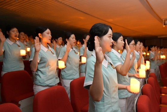 영진전문대학교 간호학과가 24일 제38회 나이팅게일 선서식을 개최했다. 사진은 나이팅게일 선서에 나선 2학년생들이 촛불을 점화하고 선서를 하고 있다.