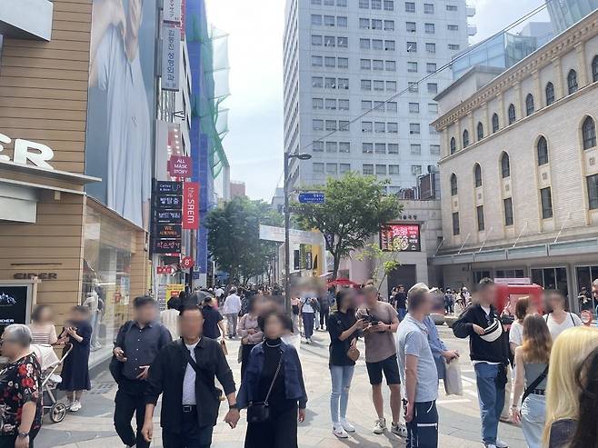 북적이는 명동거리의 모습. 코로나 엔데믹 여파로 방한 외국인이 늘자 명동거리도 다시 활기를 찾고 있다./ 사진=안정훈 기자