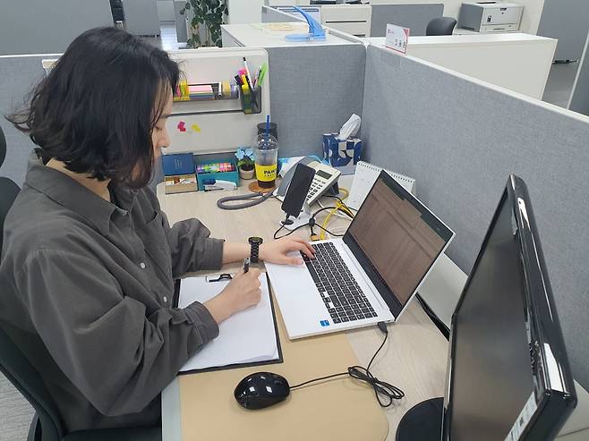 민동은 사원이 공용기지국 현황 관리를 하고 있다. 윤현주 기자