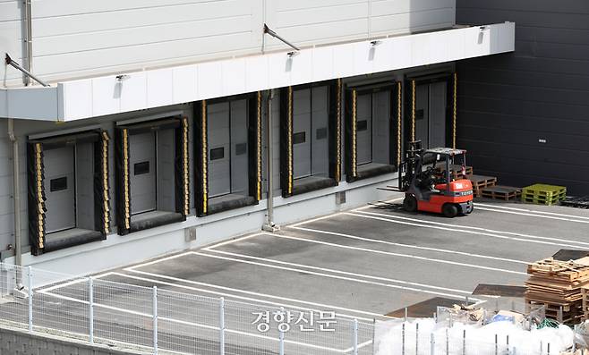 지난 3월 준공된 인천 원창동 물류센터. 준공을 마쳤으나 임차인을 구하지 못해 주차장이 텅텅 비어있다. 이 물류센터는 시공사인 에스원건설이 책임준공 의무를 지키지 못하면서 신탁사로 준공 책임이 넘어갔다. 2024.05.27 권도현 기자