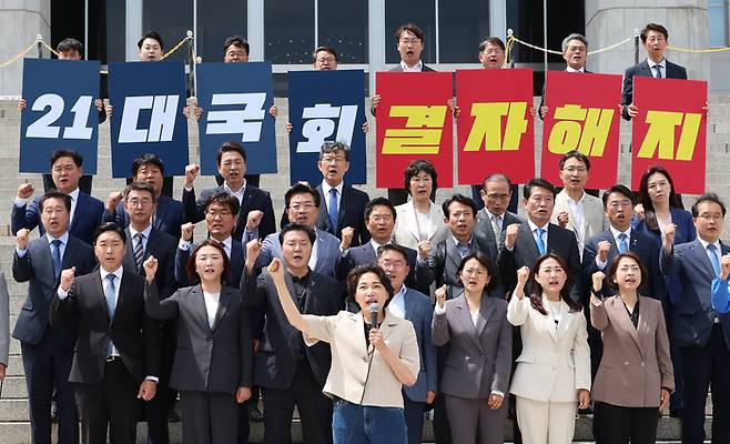 더불어민주당 초선 당선인들이 27일 국회 계단에서 기자회견을 열고 ‘채 상병 특검법’ 재의결을 촉구하고 있다. 연합뉴스