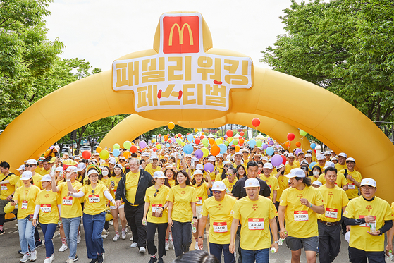 Thousands of participants depart from the Peace Plaza of the World Cup Park in Sangam-dong, western Seoul, Sunday morning for the 2024 McDonald’s Family Walking Festival. [MCDONALD'S KOREA]