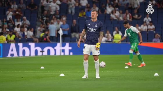 Real Madrid midfielder Toni Kroos warms up ahead of a La Liga match against Real Betis on Saturday. [ONE FOOTBALL]