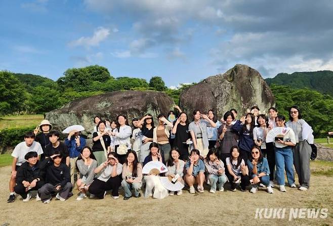 "단 한명의 낙오자도 없어요" 백제인의 마을 아스카 문화의 상징인 이사부타이에서 기념촬영을 하고 있는 문화기행단. 사진=홍석원 기자