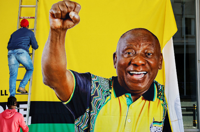 남아프리카공화국 요하네스버그 샌튼지구에서 25일(현지시간) 집권 아프리카민족회의(ANC) 행사가 끝난 뒤 시릴 라마포사 대통령 현수막이 철거되고 있다. 로이터연합뉴스