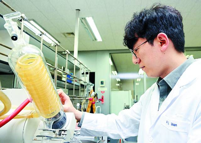웅진식품 연구원이 농축액을 만들고 있다. 윤웅 기자