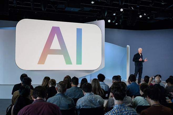 지난 14일(현지시간) 뉴욕에서 열린 구글 제품 출시 행사에서 순다르 피차이 구글 최고경영자(CEO)는 25년 만에 구글 온라인 검색 결과에 대해 답변을 생성하는 인공지능(AI)을 도입할 계획을 밝혔다. [사진=AFP연합]