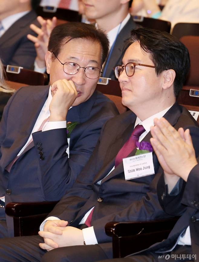 박성재 법무부 장관(왼쪽)과 심우정 차관이 지난 20일 경기 과천시민회관에서 열린 제17회 세계인의 날 기념식에서 대화를 하고 있다. /사진=뉴시스