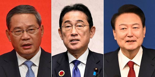 제9차 한·일·중 정상회의가 27일 서울에서 4년 5개월 만에 개최된다. 사진은 (왼쪽부터) 리창 중국 총리, 기시다 후미오 일본 총리, 윤석열 대통령  /AFPBBNews=뉴스1