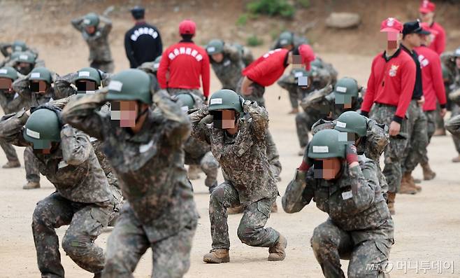 육군이 최근 강원도 인제군 신병교육대대에서 군기훈련을 받던 중 사망한 훈련병을 '일병'으로 진급 추서(追敍)했다고 27일 밝혔다. 사진은 육군 제5포병여단 강속대대 장병들이 지난 23일 경기도 연천군에 위치한 유격장에서 유격훈련을 받고 있는 모습. 사진과 이번 기사와는 무관. / 사진=뉴스1