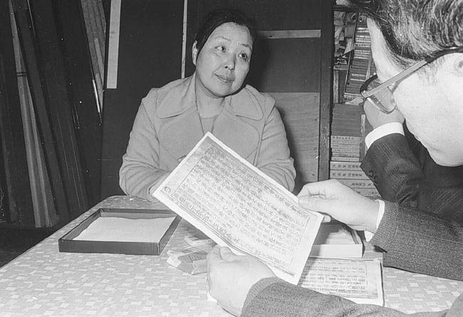 1972년 ‘직지’ 흑백사진을 들고 귀국한 박병선 박사가 국내 학자들과 논의하고 있다.  자료사진