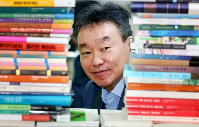 박근섭 민음사 대표는 ‘자율성’을 강조하는 리더다. 지난 22일 오후 서울 강남구 민음사 본사에서 만난 박 대표는 “실제로 유튜브 ‘민음사TV’도 내가 콘텐츠를 제안한 경우는 있지만 통과된 사례는 거의 없다”며 웃었다.  윤성호 기자