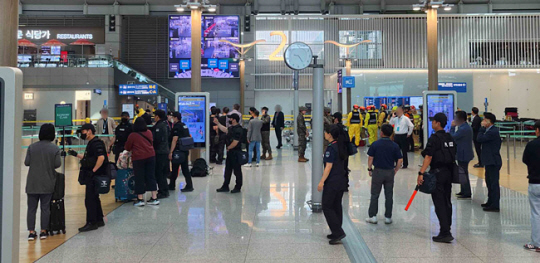 지난 23일 인천국제공항 1터미널 출국장에서 소방대, 군 EOD가 신고를 받고 출동해 성분 미상의 흑색 가루를 조사하는 모습. 기사 내용과 직접 관련 없음. 인천국제공항공사 제공