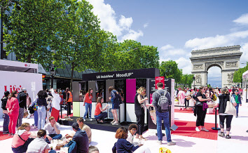 LG전자가 26일(현지시간) 프랑스 파리 샹젤리제 거리에서 개최한 행사에서 현지인들이 무드업 냉장고를 체험하고 있다. [LG전자 제공]