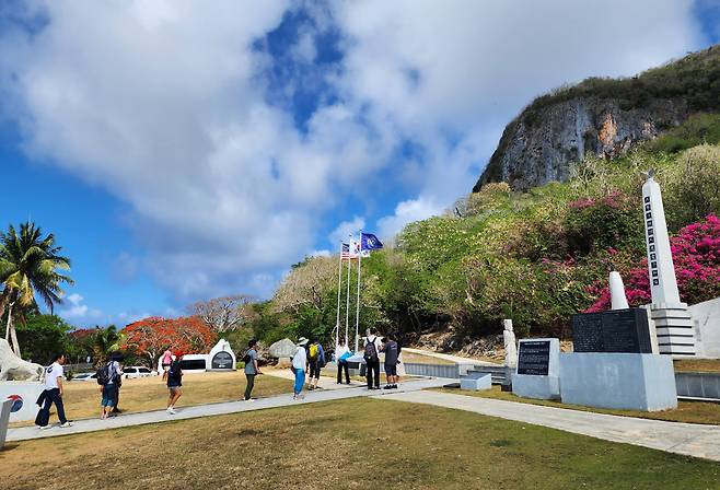 줄을 잇는 한국인 위령공원 참배객
