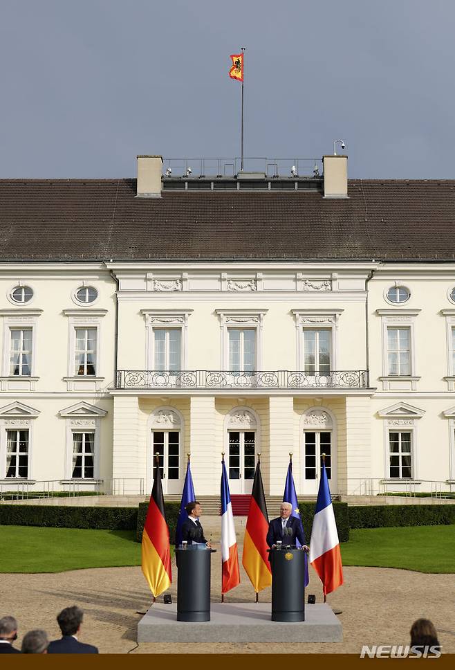 [베를린=AP/뉴시스] 26일(현지시각) 독일을 국빈방문한 에마뉘엘 마크롱(왼쪽) 프랑스 대통령과 프랑크발터 슈타인마이어독일 대통령이 베를린 벨뷔성에서 공동 기자회견을 하고 있다. 2024.05.27.