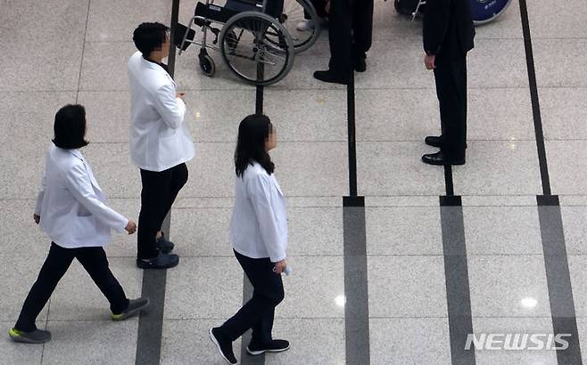 [서울=뉴시스] 이영환 기자 = 서울의 한 대학병원에서 의료진이 이동하고 있다. 2024.05.20. 20hwan@newsis.com